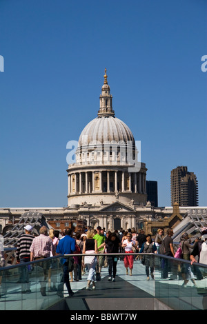 La Cattedrale di St Paul dal Millennium Bridge London REGNO UNITO Foto Stock