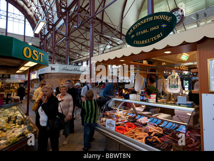 Saluhallen mercato coperto con tanti chioschi in Kungstorget nel centro di Gothenburg in Svezia Foto Stock