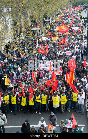 Un centinaio di migliaia di manifestanti hanno marciato attraverso il centro di Londra che chiede di porre fine alla guerra in Sri Lanka Foto Stock