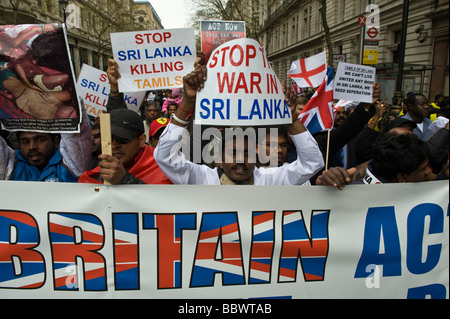 Un centinaio di migliaia di manifestanti hanno marciato attraverso il centro di Londra che chiede di porre fine alla guerra in Sri Lanka Foto Stock