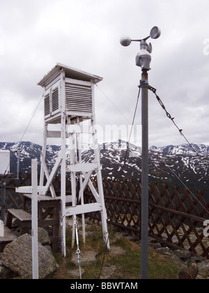 Un quadro sinottico stazione meteo con un Stevenson schermate e un anemometro sul Patscherkofel Innsbruck in Austria Foto Stock