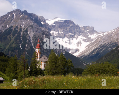 La chiesa parrocchiale barocca di San Nicolò a partire dal 1760 in Obernberg vicino al Passo del Brennero in Tirolo Foto Stock