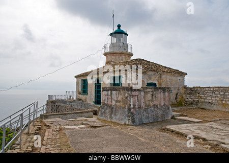 Un faro e osservatorio costruito sulla centrale del punto più alto della Fortezza Vecchia, citta di Corfu Foto Stock