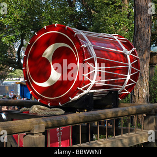 Taiko tamburo utilizzato in giapponese drumming, rosso grande con funi di bianco Foto Stock