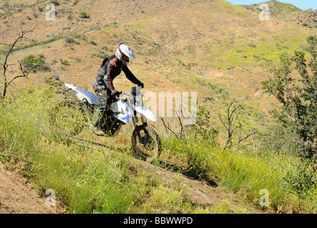 Dualsport rider andando giù per la collina Foto Stock