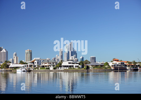 Città moderna skyline di Surfers Paradise Queensland Australia sul Fiume Nerang mostra residenziale di appartamenti e case Foto Stock