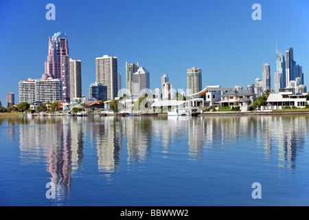 Città moderna skyline di Surfers Paradise Queensland Australia sul Fiume Nerang mostra residenziale di appartamenti e case Foto Stock