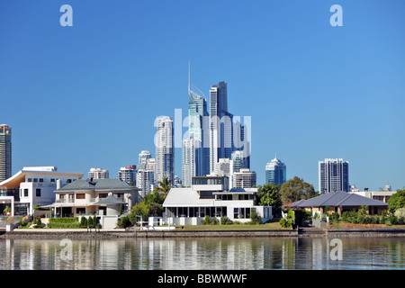 Città moderna skyline di Surfers Paradise Queensland Australia sul Fiume Nerang mostra residenziale di appartamenti e case Foto Stock