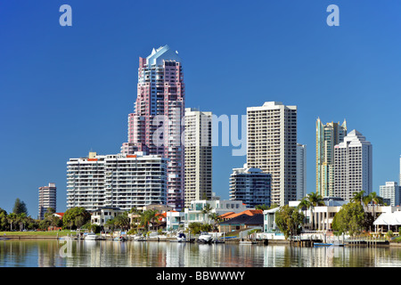 Città moderna skyline di Surfers Paradise Queensland Australia sul Fiume Nerang mostra residenziale di appartamenti e case Foto Stock