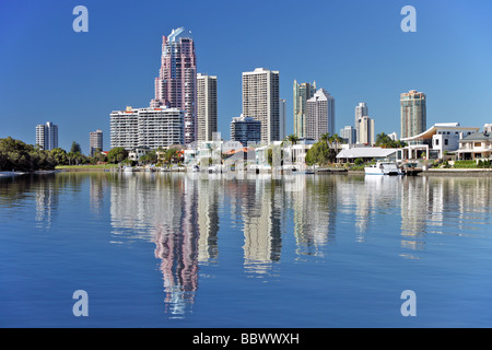 Città moderna skyline di Surfers Paradise Queensland Australia sul Fiume Nerang mostra residenziale di appartamenti e case Foto Stock