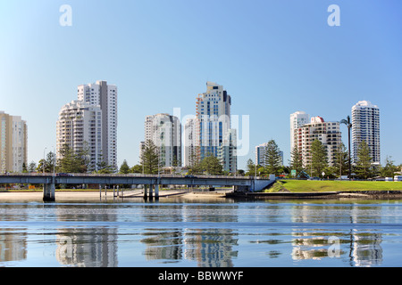 Città moderna skyline di Surfers Paradise Queensland Australia sul Fiume Nerang mostra appartamenti residenziali e ponte Foto Stock