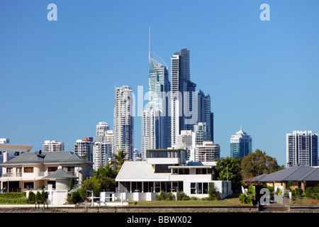 Città moderna skyline di Surfers Paradise Queensland Australia sul Fiume Nerang mostra residenziale di appartamenti e case Foto Stock