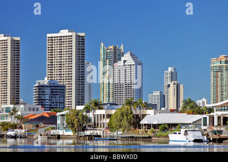 Città moderna skyline di Surfers Paradise Queensland Australia sul Fiume Nerang mostra residenziale di appartamenti e case Foto Stock