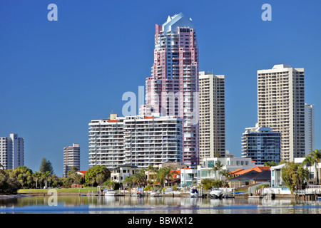 Città moderna skyline di Surfers Paradise Queensland Australia sul Fiume Nerang mostra residenziale di appartamenti e case Foto Stock