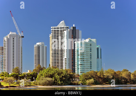 Città moderna skyline di Surfers Paradise Queensland Australia sul Fiume Nerang mostra appartamenti residenziali e commerciali Foto Stock