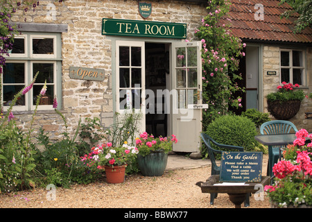 Sala da tè nel villaggio di Wiltshire di Lacock, Wiltshire, Regno Unito Foto Stock