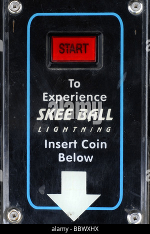 Coin Slot di un carnevale gioco arcade. Foto Stock