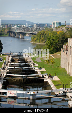 Rideau Canal con la interprovinciale di ponte di Alexandra in Ottawa, Ontario, Canada. Foto Stock