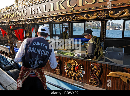 Sandwich di pesce in stallo su un storicamente decorate in barca, Golden Horn, Eminoenue, Istanbul, Turchia Foto Stock