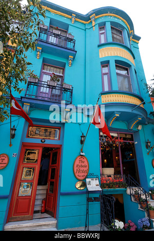 In maniera colorata facciata dipinta di un piccolo e storico hotel di Sultanahmed, Kybele Hotel, Istanbul, Turchia Foto Stock