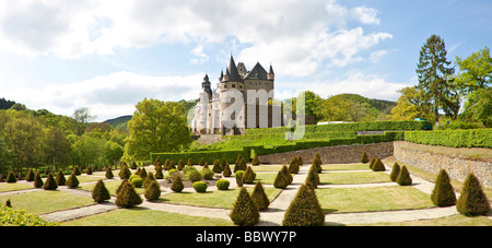 Schloss Buerresheim castello su uno sperone roccioso nella valle di Nettetal, comune Sankt Johann vicino a Mayen, Renania-Palatinato, Foto Stock