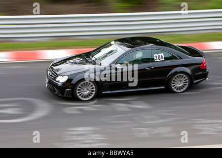 Nuerburgring race track, Nordschleife, North Bend, turisti in una Mercedes utilizzare la pista a guidare velocemente con il loro sport ca Foto Stock