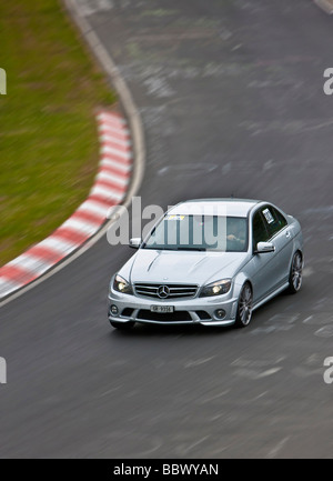 Nuerburgring race track, Nordschleife, North Bend, turisti in una Mercedes utilizzare la pista a guidare velocemente con il loro sport ca Foto Stock