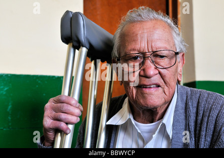 La lebbra paziente con le stampelle, 77 anni, nell'ASOHAN, self-help organizzazione per i malati di lebbra, Bogotà, Colombia, Sud Foto Stock