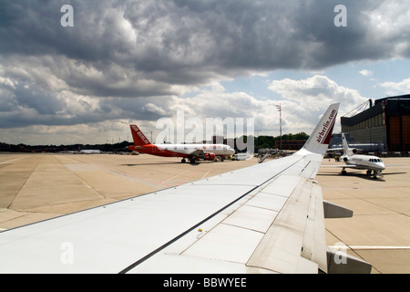 Affacciato sulla pista dell'aeroporto di Berlino Tegel di Berlino, Germania, Europa Foto Stock