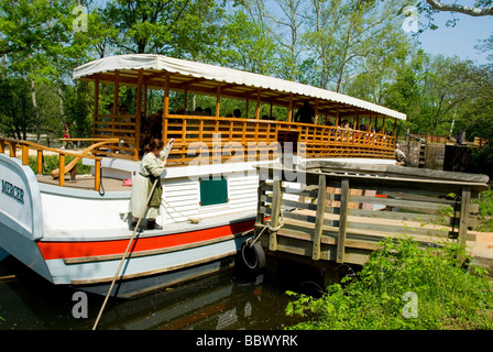 Acqua porte e serrature e mulo chiatta disegnata sul C O Canal Chesapeake e Ohio Canal a Great Falls va vicino a DC Foto Stock