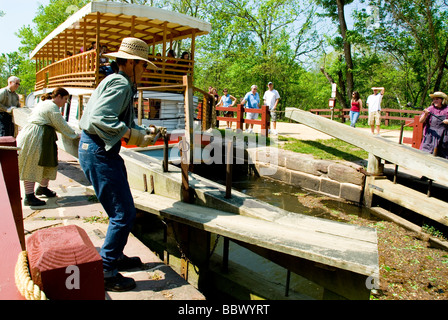 Acqua porte e serrature e mulo chiatta disegnata sul C O Canal Chesapeake e Ohio Canal a Great Falls va vicino a DC Foto Stock