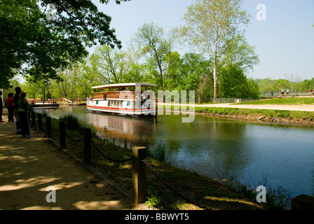 Acqua porte e serrature e mulo chiatta disegnata sul C O Canal Chesapeake e Ohio Canal a Great Falls va vicino a DC Foto Stock