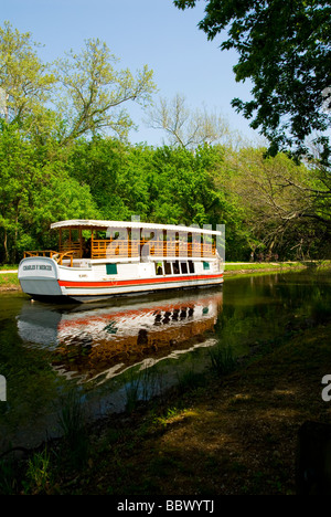 Acqua porte e serrature e mulo chiatta disegnata sul C O Canal Chesapeake e Ohio Canal a Great Falls va vicino a DC Foto Stock