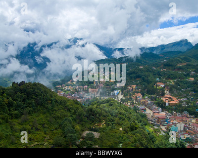 Vista sulla città di Sapa con nuvole a laminazione attraverso le montagne del Vietnam JPH0215 Foto Stock