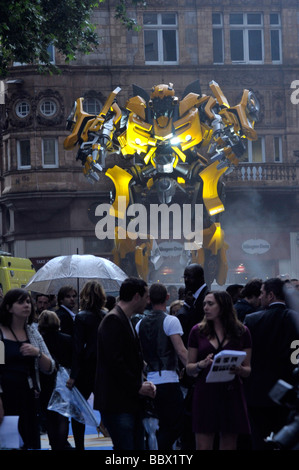 Bumble Bee presso i trasformatori premiere Odeon Leicester Square London, England Regno Unito Foto Stock