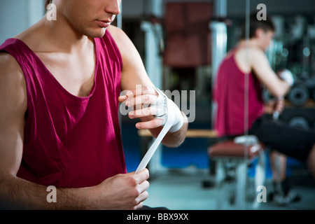 Vista ritagliata di incarto boxer le mani in palestra spazio copia Foto Stock