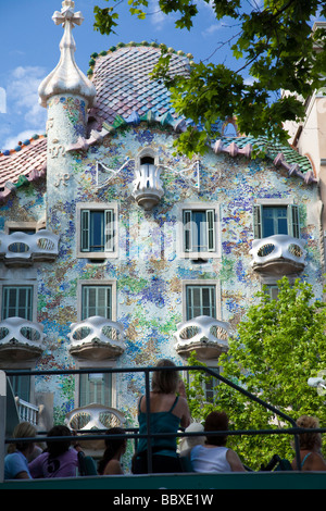 Autobus turistico passando la Casa Batllo, Barcellona, Spagna Foto Stock