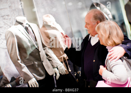 Una coppia senior window-shopping a Stoccolma in Svezia. Foto Stock