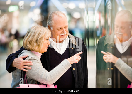 Una coppia senior window-shopping a Stoccolma in Svezia. Foto Stock