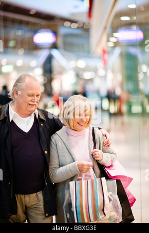 Coppia senior window-shopping a Stoccolma in Svezia. Foto Stock