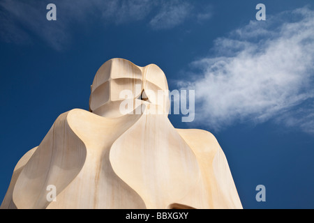 Camini su Casa Mila di Antoni Gaudi, Barcellona, Spagna Foto Stock