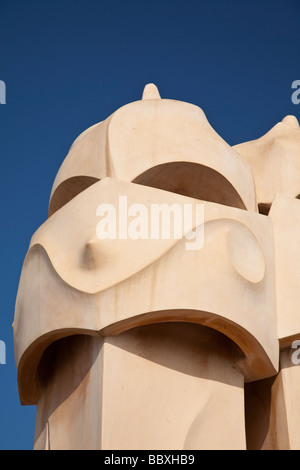 Camini su Casa Mila di Antoni Gaudi, Barcellona, Spagna Foto Stock