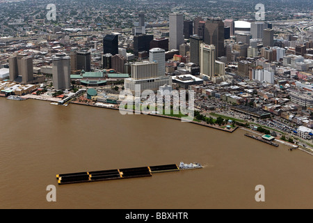 Vista aerea sopra rimorchiatore spinge chiatta sul fiume Mississippi New Orleans in Louisiana Foto Stock