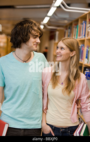 Un paio di studenti in una libreria in Svezia. Foto Stock