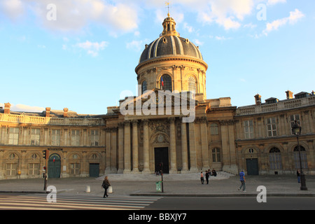 Persone passeggiate in estate parigina sunshine davanti all Istituto de France Foto Stock