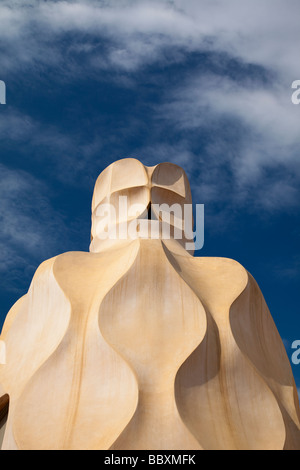 Camini su Casa Mila di Antoni Gaudì Barcellona Spagna Foto Stock