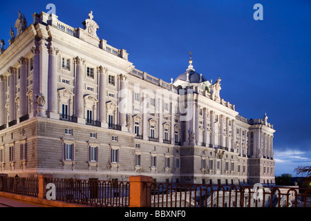 Royal Palace illuminato, Madrid, Spagna Foto Stock