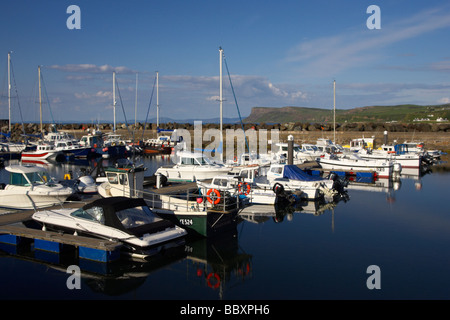 Ballycastle porto e marina con fair head in background nella contea di Antrim Irlanda del Nord Regno Unito Foto Stock