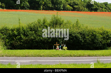 Un lato strada santuario segna un precedente fatale incidente stradale CHESHAM BUCKINGHAMSHIRE Foto Stock