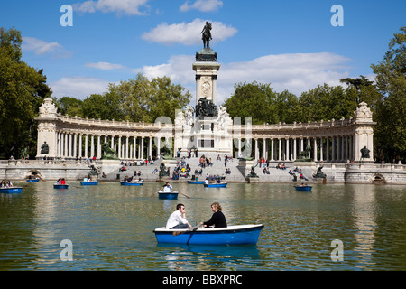 Gite in barca sul lago del Parco di Retiro Madrid Spagna Foto Stock